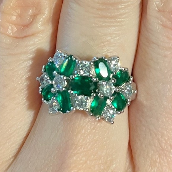 Green Joined Flowers Ring - Picture 2 of 4